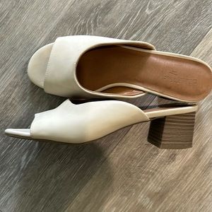 Universal Thread… like new ! Great cream color.. go with everything!!